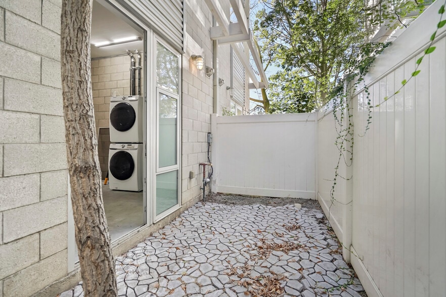 More Photos Of 3450 Cahuenga Blvd W, Los Angeles Office Residential For Lease