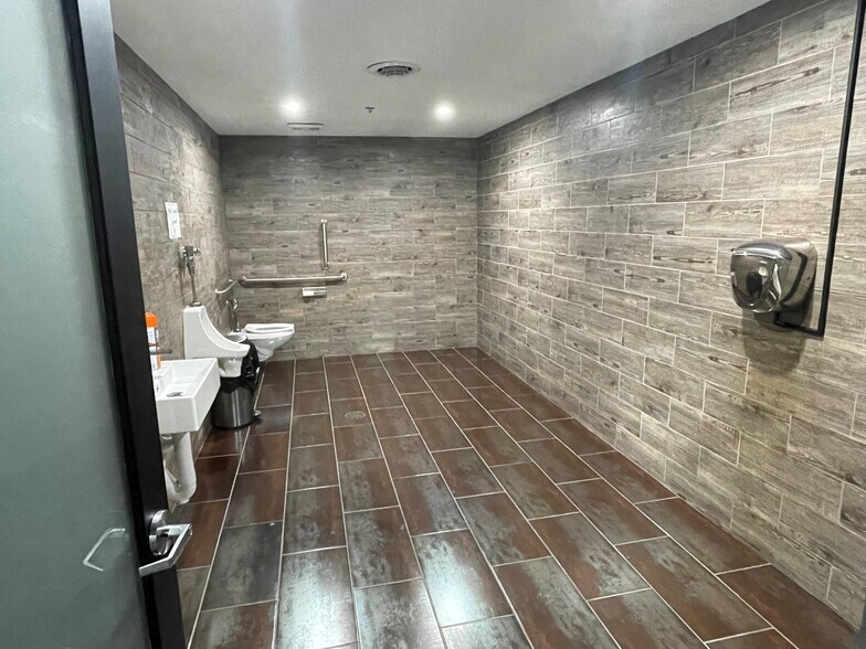 More Photos Of 420-430 Russell St, Hammond Flex For Sale