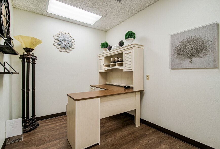 More Photos Of 5565 Woodbine Rd, Pace Office For Lease