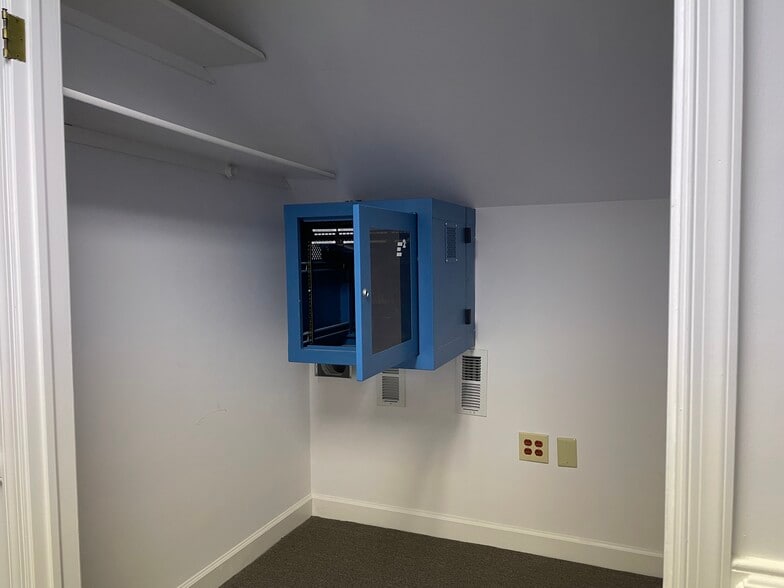 More Photos Of 8979 Pocahontas Trl, Williamsburg Light Distribution For Lease