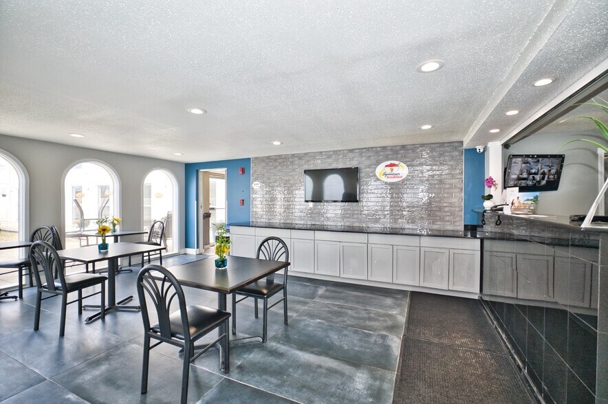 More Photos Of 9110 Waukegan Rd, Morton Grove Hotel For Sale