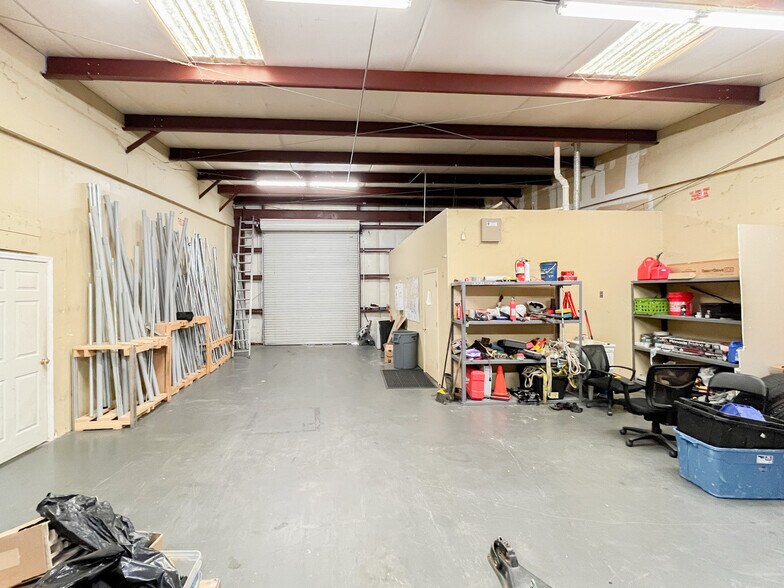 More Photos Of 2736 O'Neal Ln, Baton Rouge Light Distribution For Lease