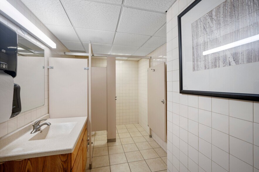 More Photos Of 2817 S Anthony Ln, Saint Anthony Office For Lease