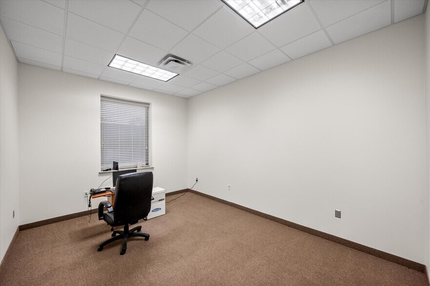 More Photos Of 820 Central Dr, Colleyville Office For Sale