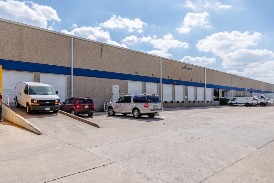 More Photos Of 11410-11420 Mathis Ave, Farmers Branch Distribution For Lease
