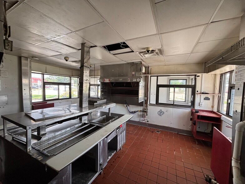 More Photos Of 2022 N 6th St, Vincennes Fast Food For Lease