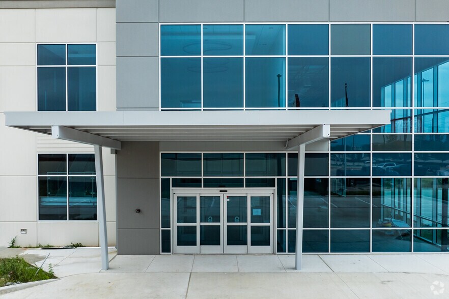 More Photos Of 18760 US 59 N hwy, Humble Office For Lease