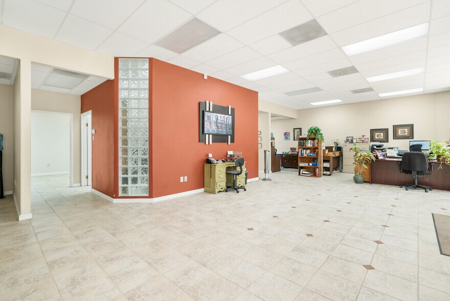 More Photos Of 4035 Market St, Riverside Office For Lease