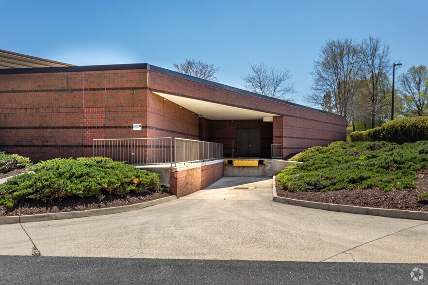 More Photos Of 4851 Lake Brook Dr, Glen Allen Office For Lease