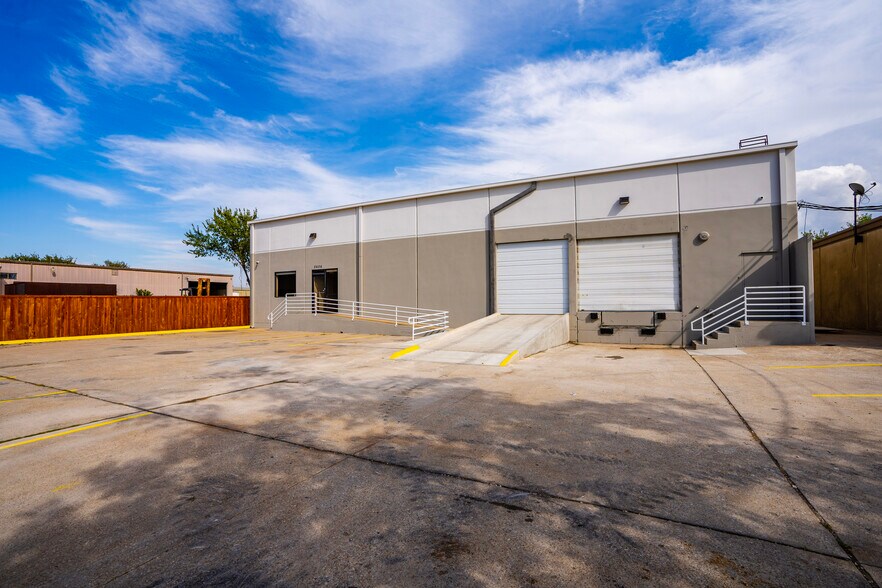 More Photos Of 2626 Sea Harbor Rd, Dallas Warehouse For Sale