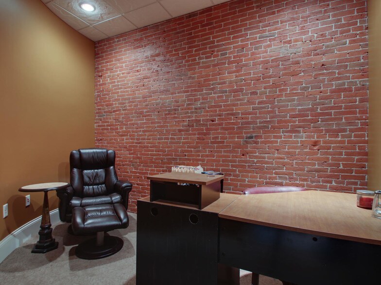 More Photos Of 130 N 5th St, Quincy Storefront Retail Residential For Lease