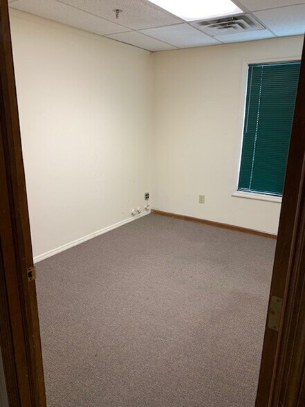 More Photos Of 6111-6117 Maxtown Rd, Westerville Warehouse For Lease