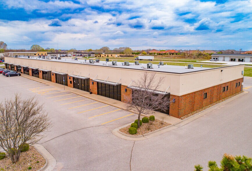 More Photos Of 7330 W 33rd St, Wichita Flex For Lease