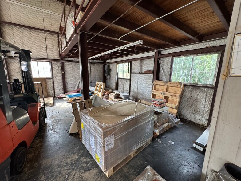 More Photos Of 1900 Crockett Rd, Palestine Storefront For Sale