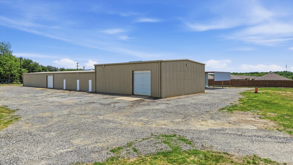 More Photos Of 224 E Cottage St, Sherman Warehouse For Lease