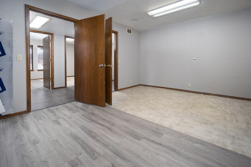 More Photos Of 1108 N Washington St, Weatherford Medical For Sale