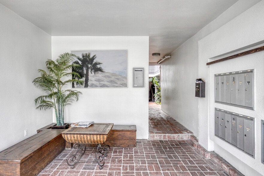 More Photos Of 1811 S Bentley Ave, Los Angeles Apartments For Sale