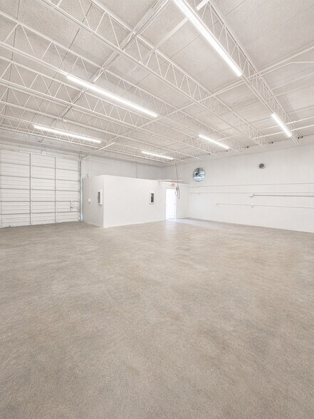 More Photos Of 4540 NE 6th Ave, Oakland Park Warehouse For Lease