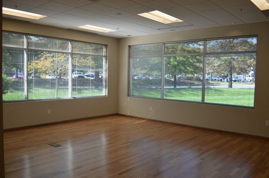 More Photos Of 4170 Lafayette Center Dr, Chantilly Light Distribution For Lease