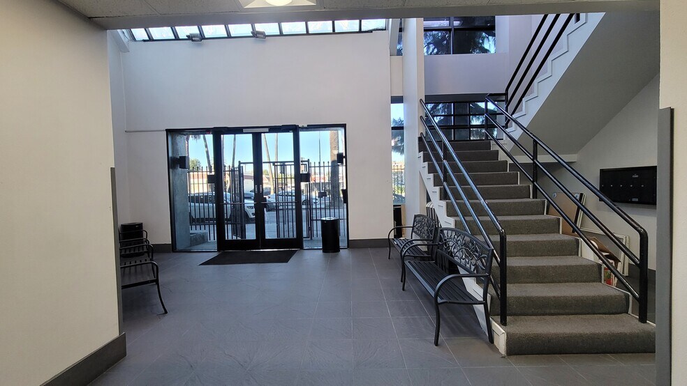 More Photos Of 17742-17750 Sherman Way, Reseda Medical For Lease