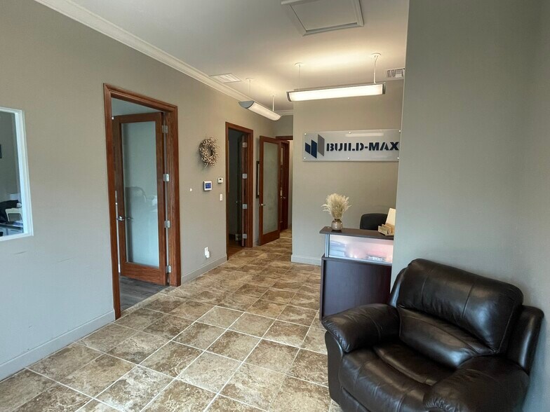 More Photos Of 1701-1745 Banks Rd, Margate Light Distribution For Lease