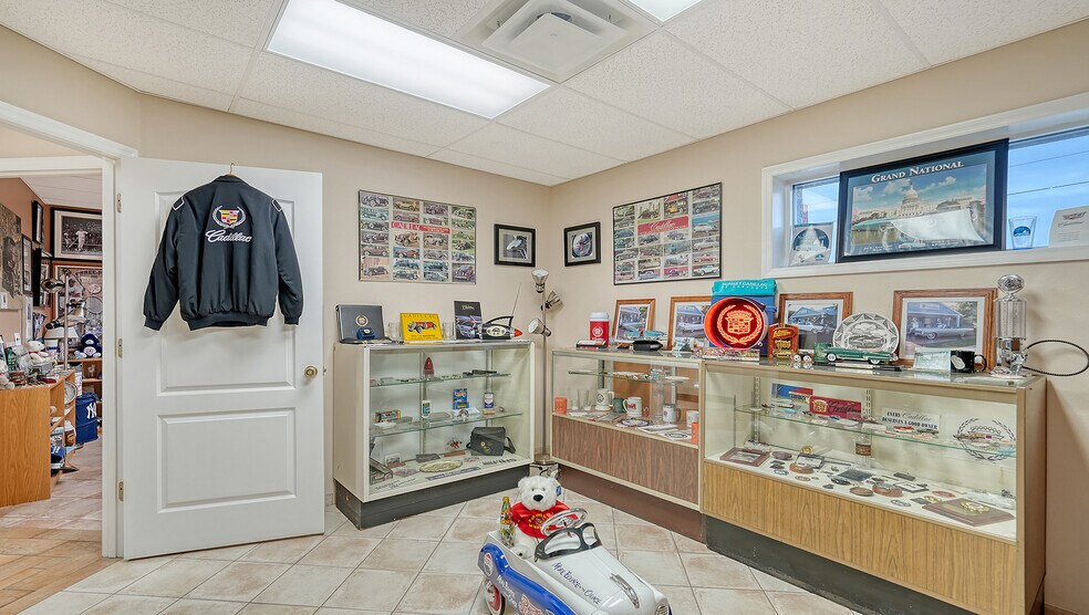 More Photos Of 2111 Whitfield Park Dr, Sarasota Showroom For Sale