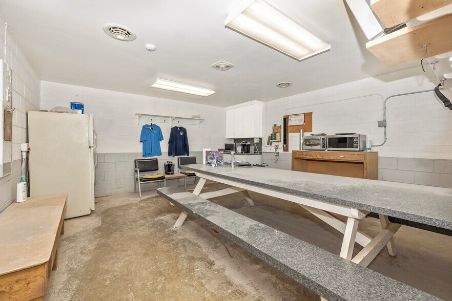 More Photos Of 18001 Sellman Rd, Dickerson Light Manufacturing For Sale