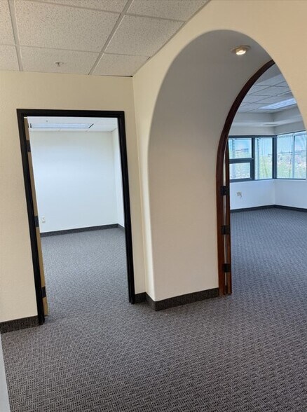 More Photos Of 15955 N Dial Blvd, Scottsdale Light Distribution For Lease