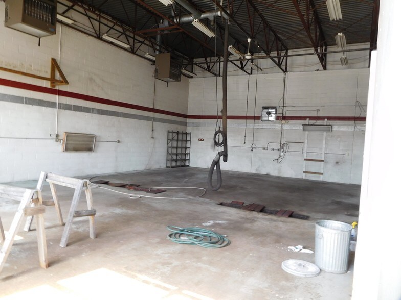 More Photos Of 4 National Dr, Windsor Locks Freestanding For Lease