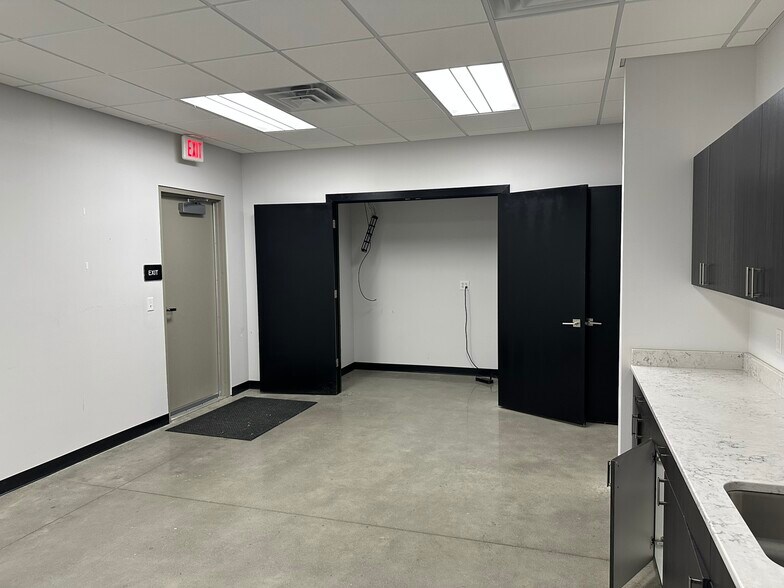 More Photos Of 1005 8th St SW, Altoona Storefront For Lease