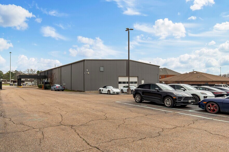 More Photos Of 5385 N I 55 St, Jackson Auto Dealership For Sale
