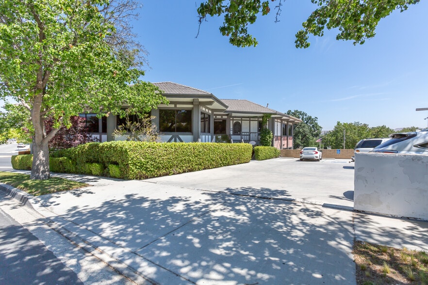 More Photos Of 23030 Lyons Ave, Santa Clarita Medical For Lease