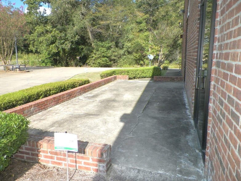 More Photos Of 2424 Old Sterlington Rd, Monroe Freestanding For Lease