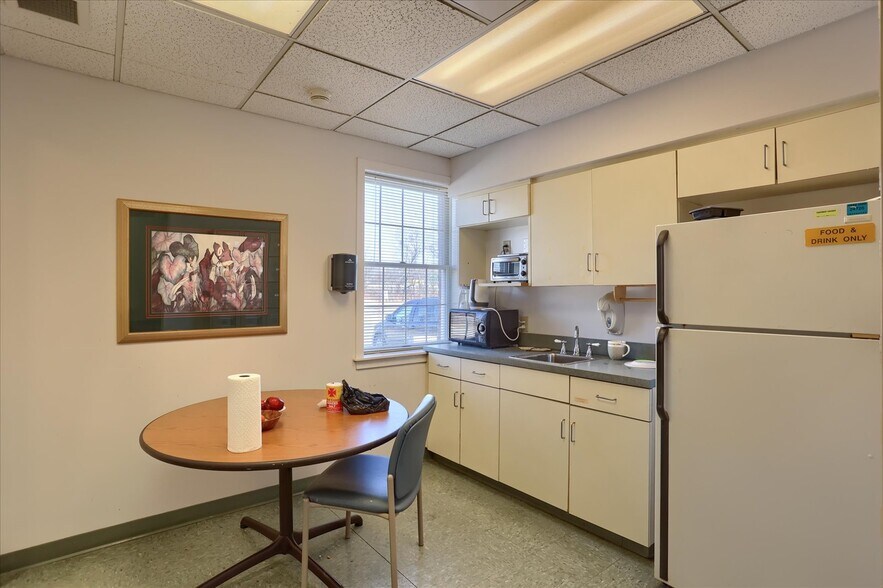 More Photos Of 1784 4th Ave, York Office For Sale