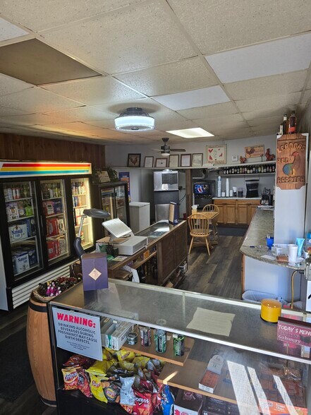 More Photos Of 707 E Broadway St, Brunswick General Retail For Sale