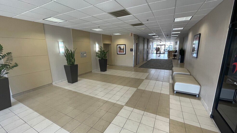 More Photos Of 800 W Airport Fwy, Irving Office For Lease