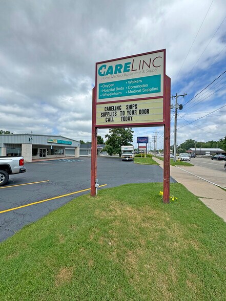 More Photos Of 693 E Lakewood Blvd, Holland Freestanding For Sale