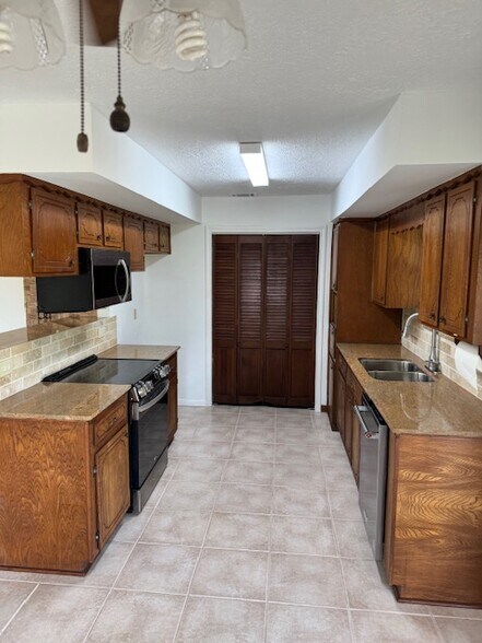 More Photos Of 22914 FM 362, Waller Office For Sale