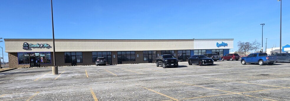 More Photos Of 1006 Jc Pky, Bloomington Unknown For Lease