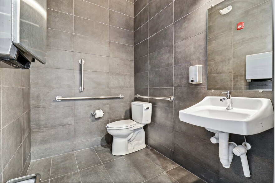 More Photos Of 10 Park Ln, Hilton Head Island Office For Sale