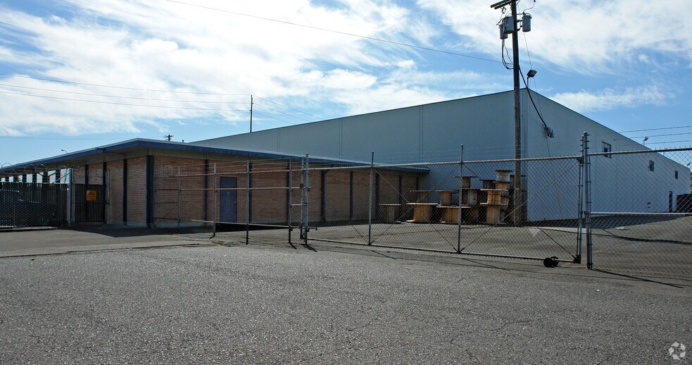 More Photos Of 901 NE 60th Ave, Portland Warehouse For Lease