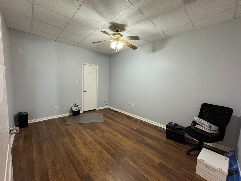 More Photos Of 115 Main st, Italy Office For Sale