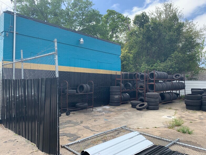 More Photos Of 5106 N Main St, Jacksonville Service Station For Sale