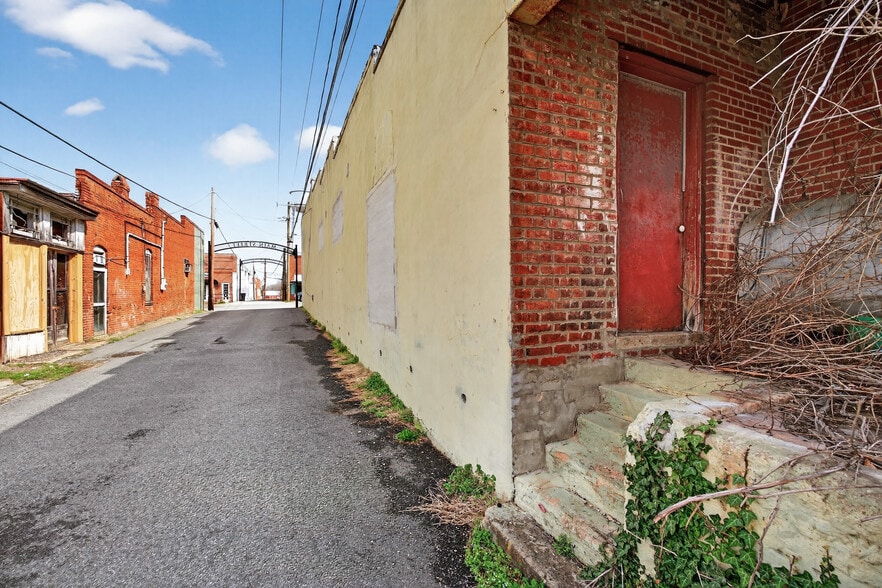 More Photos Of 130-134 King St, Keysville Flex For Sale