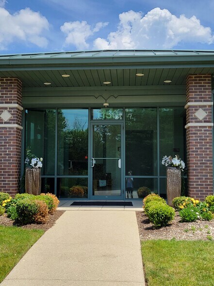 More Photos Of 1150 W Northwest Hwy, Mount Prospect Office For Sale