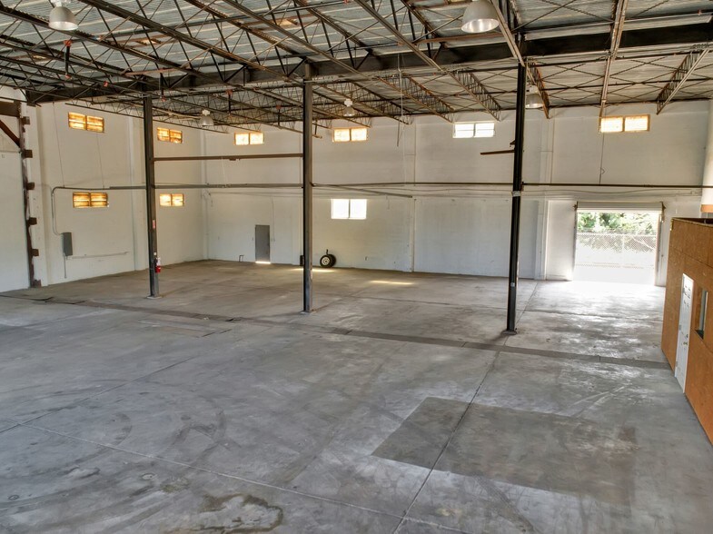 More Photos Of 110-112 W Interlake Blvd, Lake Placid Warehouse For Sale