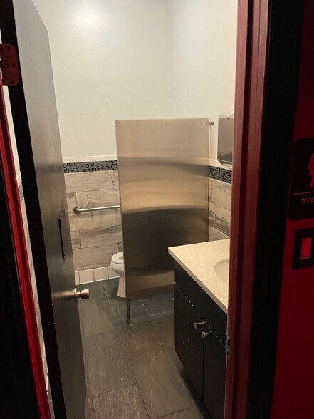 More Photos Of 11411 Moorpark St, North Hollywood General Retail For Sale