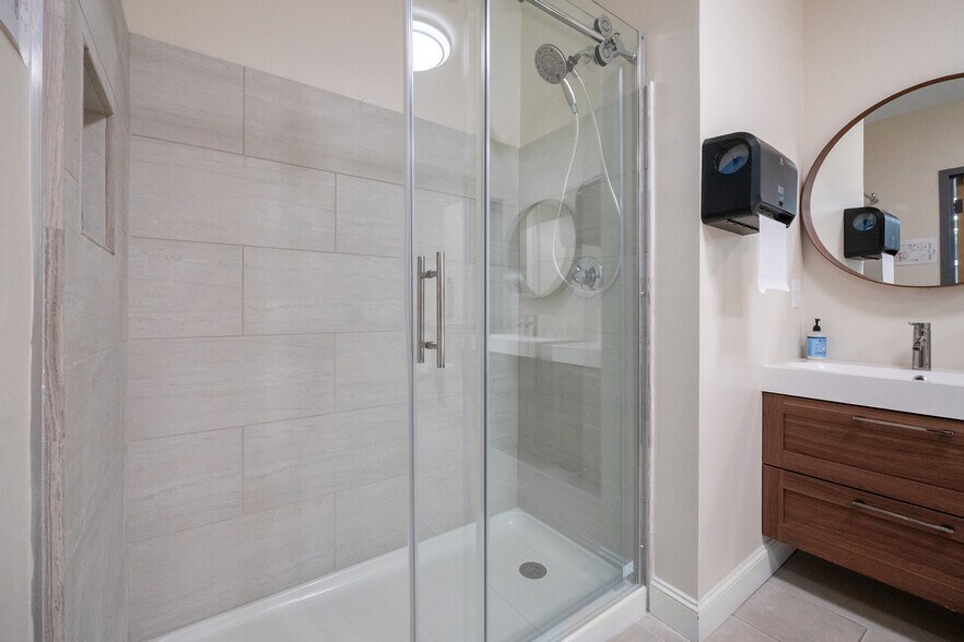 More Photos Of 2613-2617 Executive Point Dr, Monroe Showroom For Lease