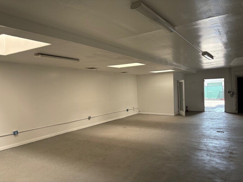 More Photos Of 3612-3620 W Jefferson Blvd, Los Angeles Storefront For Lease