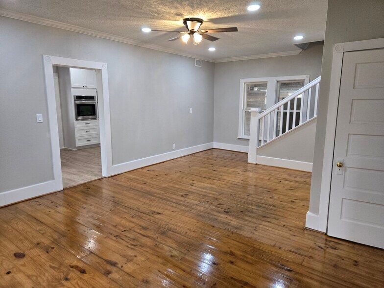 More Photos Of 1523 Avenue C, Katy Flex For Lease
